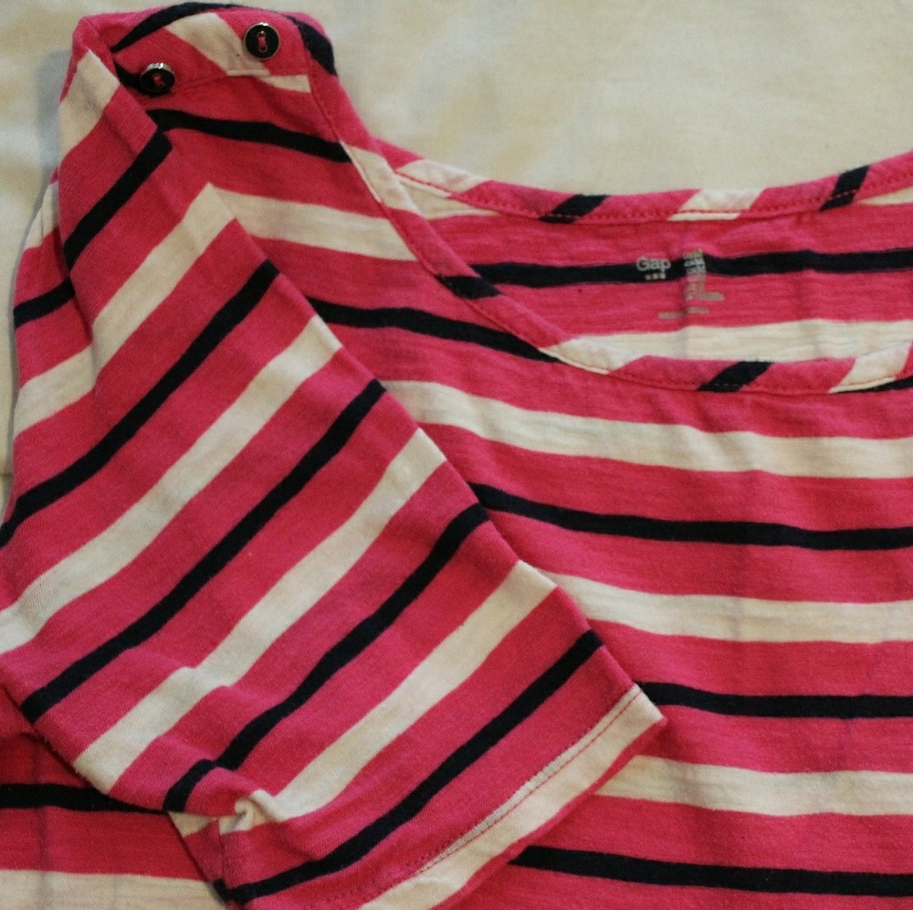 Short-sleeved cotton top with button accents